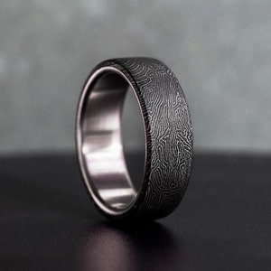 Handgemachter Zebra-Kohlefaser-Titanring, Herrenring