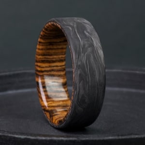 Herrenring aus geschmiedetem Karbonfaser mit Bocote Holz Inlay