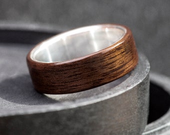 Mens Woodband veelbelovende ring gemaakt van donker gerookt eucalyptushout bekleed met 925 sterling zilver, heren trouwring, herensieraden