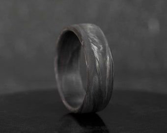 Handgefertigter Carbonring, Ehering, Verlobungsringe aus geschmiedetem Carbon, Freundgeschenk, schwarzer Ring, Carbonfaserring von Berch Jewelry