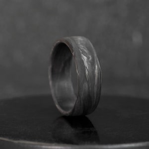 Handgemaakte koolstofring, trouwring, gesmede verlovingsringen van koolstof, cadeau vriend, zwarte ring, koolstofvezelring van Berch Jewelry