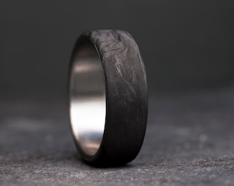 Titan Ehering, geschmiedet Carbon-Faser-Band, Titanring, Verlobungsring, Jahrestagsgeschenk für ihn oder sie handgemachter Ring, Ehering