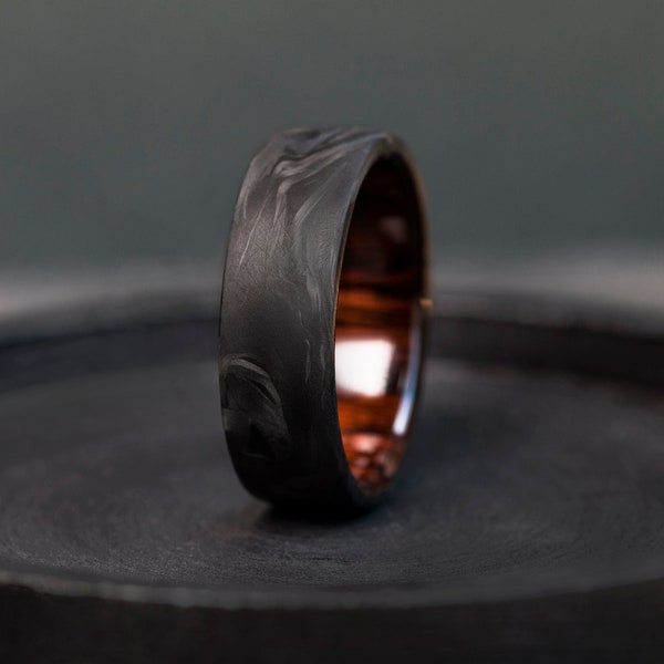 Gesmede koolstofvezel trouwring, koolstofvezel en ijzerhout ring, aangepaste verlovingsring, jubileumcadeau, statement ring