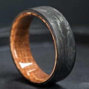 Fede nuziale da uomo, anello a forma di botte di whisky in fibra di carbonio forgiata, incisione gratuita