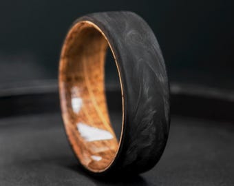 Fede nuziale da uomo, anello a forma di botte di whisky in fibra di carbonio forgiata, incisione gratuita