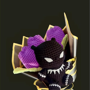 Ramo de flores de ganchillo de cómic negro de superhéroe pantera personalizable hecho a mano con peluche y nota
