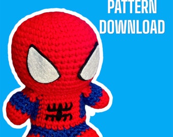 Könnte beinhalten: Ein gehäkeltes Amigurumi-Spielzeug von Spider-Man in Rot und Blau mit einem weißen Spinnen-Symbol auf der Brust. Das Spielzeug hat ein weißes Gesicht mit schwarzen Augen und einem schwarzen Mund. Das Bild enthält den Text "PDF PATTERN DOWNLOAD".