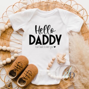 Hello Daddy Can't Wait to Meet You Baby Onesie®, Zwangerschapsaankondiging Onesie®, Husband Baby Announcement Onesie®, Fathers Day Announcement
