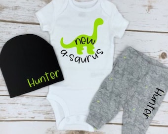 Coming Home From Hospital Dinosaur Outfit | new-a-saurus | Tenue nom de famille personnalisé | Cadeau de douche de bébé | Cadeau personnalisé