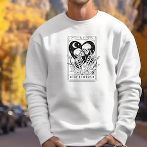 Abbraccia il Lato Oscuro con questa felpa o camicia con carta dei tarocchi di Spooky Lovers - Perfetta per questa stagione di Halloween!