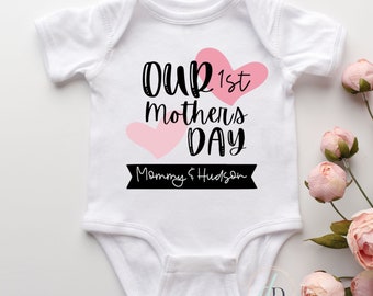 Unser erster Muttertags-Onesie®, Baby-Mädchen-Muttertags-Onesie®, Mädchen-Muttertags-Body, Muttertags-Onesie® für Mädchen, Baby-Muttertag