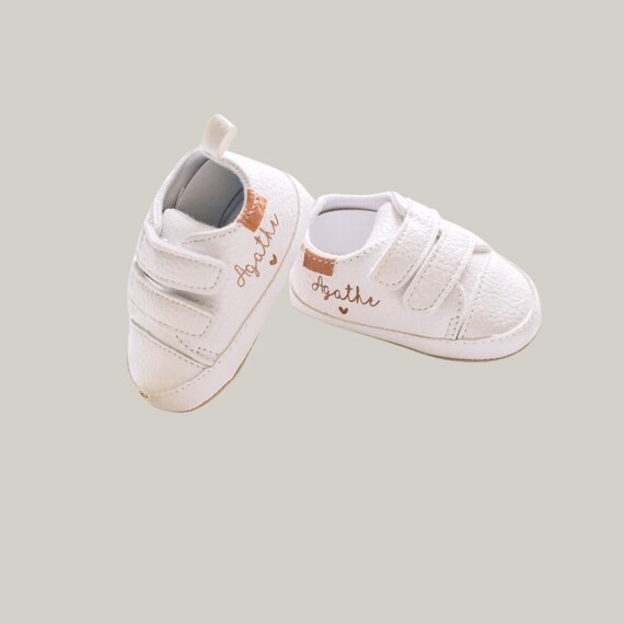 Witte babysneakers om te personaliseren Kind Voornaam Geboorte Cadeau Zwangerschap Schoenen Bruiloft Doop Etsy Belgie