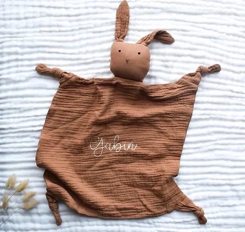 Doudou Lou gaze de coton marron à personnaliser - Créateur ETSY : RevedeGrands 