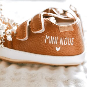 Baskets bébé Marron à personnaliser Enfant Prénom Naissance Cadeau Grossesse Chaussures Mariage Baptême image 2