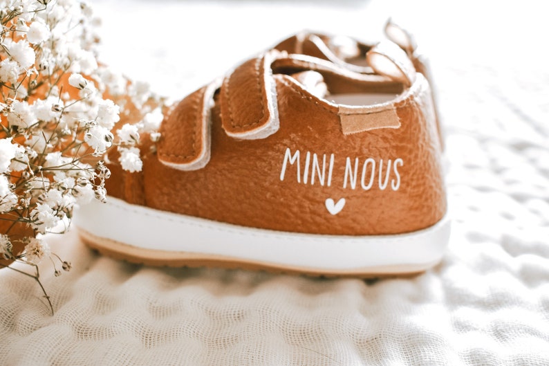 Baskets bébé Marron à personnaliser Enfant Prénom Naissance Cadeau Grossesse Chaussures Mariage Baptême image 2