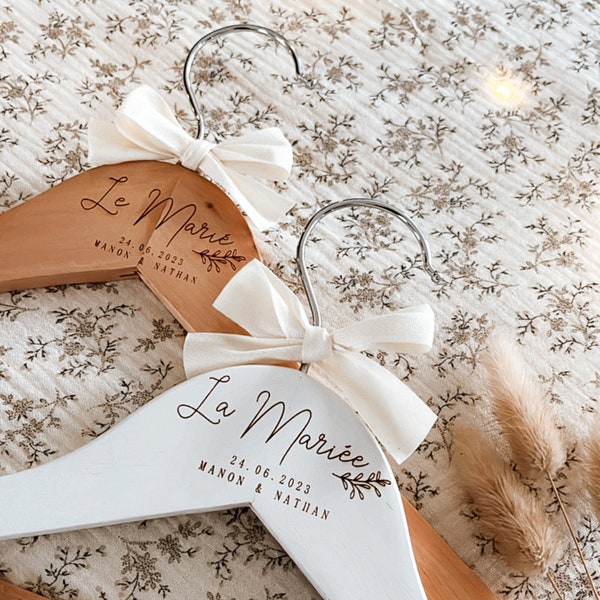 Duo aus hölzernen Kleiderbügeln The Married - zum Personalisieren - Hochzeit - Geschenk - Braut - Bräutigam - EVJF - EVG