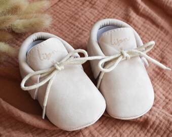 Chaussures bébé à franges  - Beige - à personnaliser - Prénom - Enfant - Cadeau - Naissance - Baby shower - Grossesse - Mariage