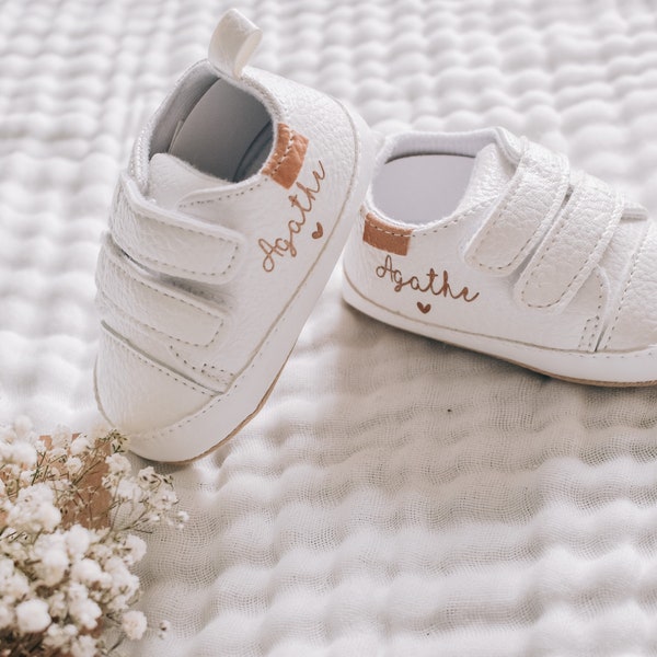 Weiße Baby-Sneaker – zum Personalisieren – Kind – Vorname – Geburt – Geschenk – Schwangerschaft – Schuhe – Hochzeit – Taufe