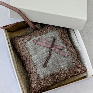 Charmantes Leinen Lavendelkissen mit getrockneten Lavendelknospen - Perfektes Shabby Chic Danke Geschenk
