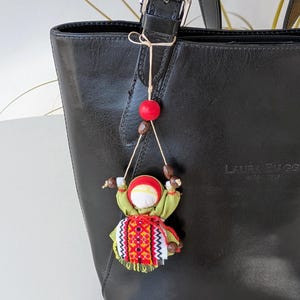 Boho Lavendel Taschenanhänger - Handgemachte Ethnic Puppe in Lime Kleid mit Folklore Ornament