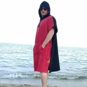 Jugend Kapuzenhandtuch - Frottee Poncho Schwarz und Rot für Surfen, Strand und Schwimmbad