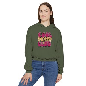 Cool Moms Club Groovy Floral Sudadera con capucha con parte inferior ceñida para mujer, Día de las Madres, Regalo de cumpleaños de mamá, Mejor mamá, Maternidad, Era de mamá, Regalo de mamá, Cómodo imagen 4