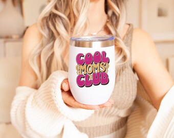 Cool Moms Club Vaso de vino frío de 12 oz, Groovy Floral, Regalo para mamá, Día de la Madre, Regalo de mamá, Era de mamá, Mejor mamá, Baby Shower, Verano, Copa