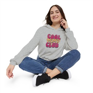 Cool Moms Club Groovy Floral Sudadera con capucha con parte inferior ceñida para mujer, Día de las Madres, Regalo de cumpleaños de mamá, Mejor mamá, Maternidad, Era de mamá, Regalo de mamá, Cómodo imagen 3