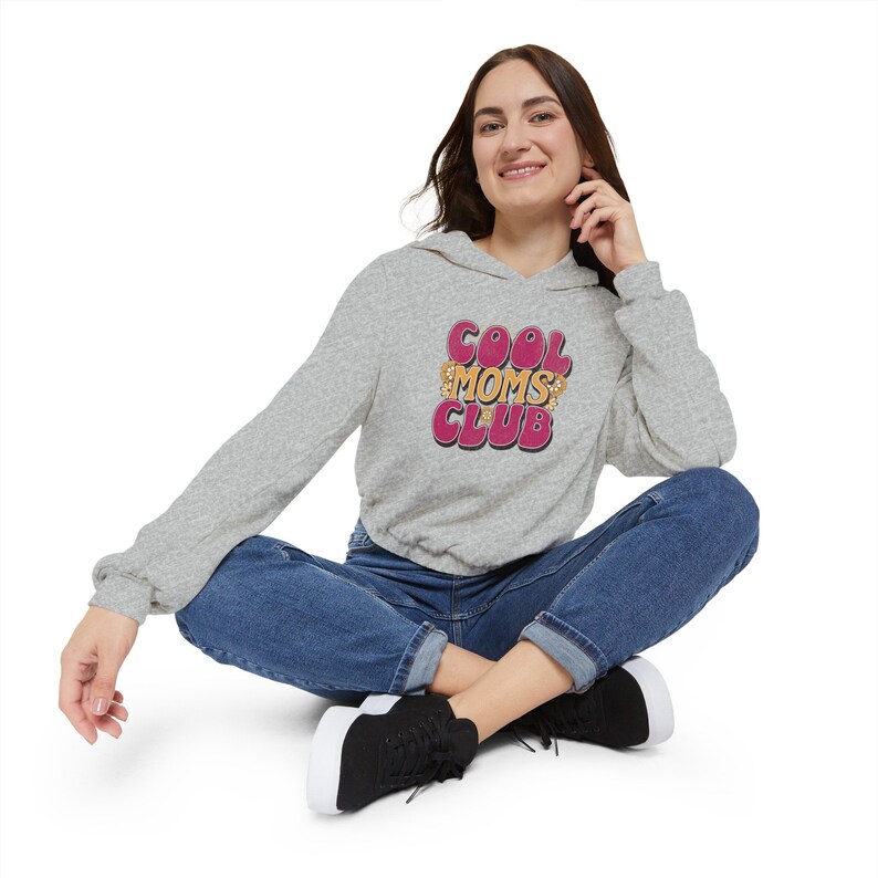 Cool Moms Club Groovy Floral Sudadera con capucha con parte inferior ceñida para mujer, Día de las Madres, Regalo de cumpleaños de mamá, Mejor mamá, Maternidad, Era de mamá, Regalo de mamá, Cómodo imagen 3