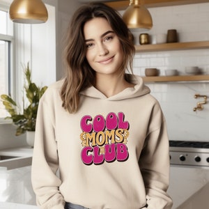 Cool Moms Club Groovy Floral Sudadera con capucha con parte inferior ceñida para mujer, Día de las Madres, Regalo de cumpleaños de mamá, Mejor mamá, Maternidad, Era de mamá, Regalo de mamá, Cómodo imagen 1