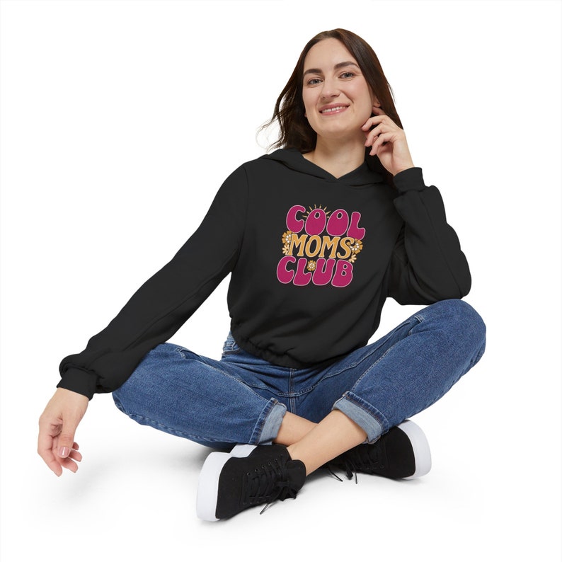 Cool Moms Club Groovy Floral Sudadera con capucha con parte inferior ceñida para mujer, Día de las Madres, Regalo de cumpleaños de mamá, Mejor mamá, Maternidad, Era de mamá, Regalo de mamá, Cómodo imagen 5