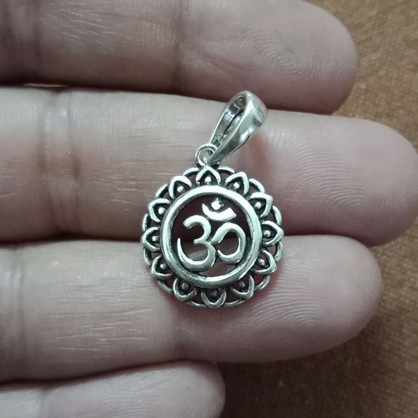 Pendentif Om, Dainty Om, pendentif aum, Aum, Ohm, Pendentif Floral, 925