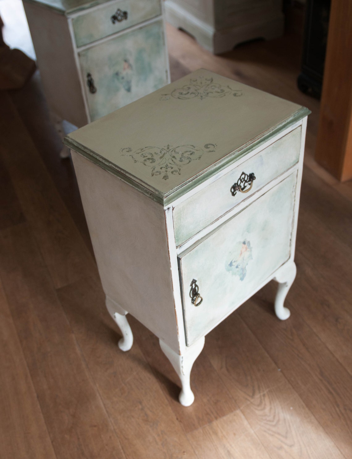 Un par de gabinetes vintage pintados a mano en crema y verde | Etsy