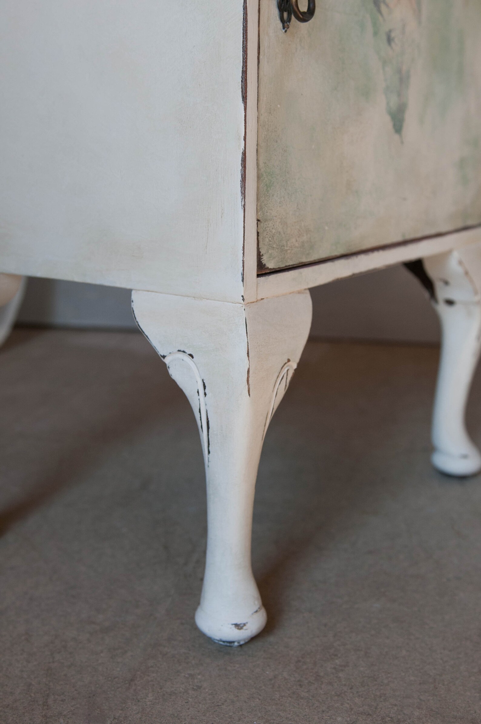 Un par de gabinetes vintage pintados a mano en crema y verde | Etsy