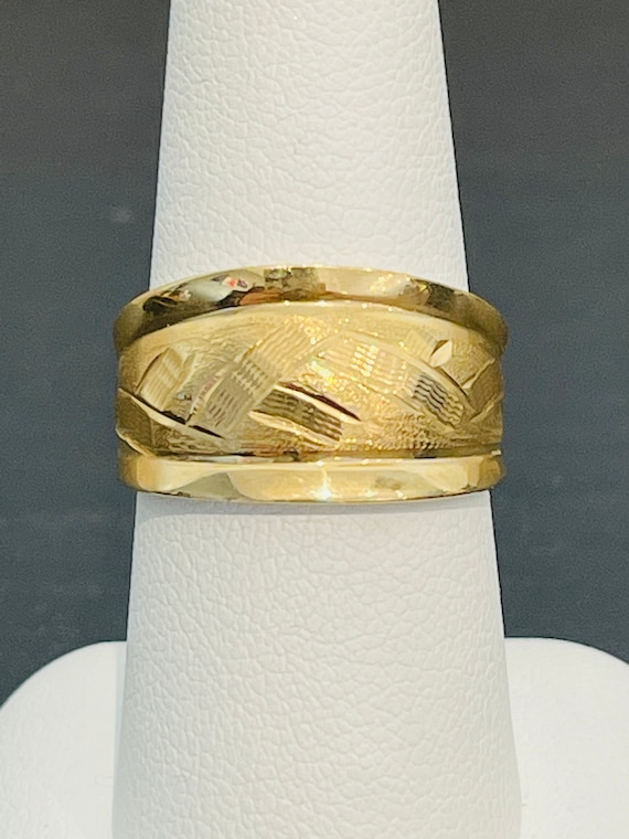 14K Yellow Gold Engraved Band