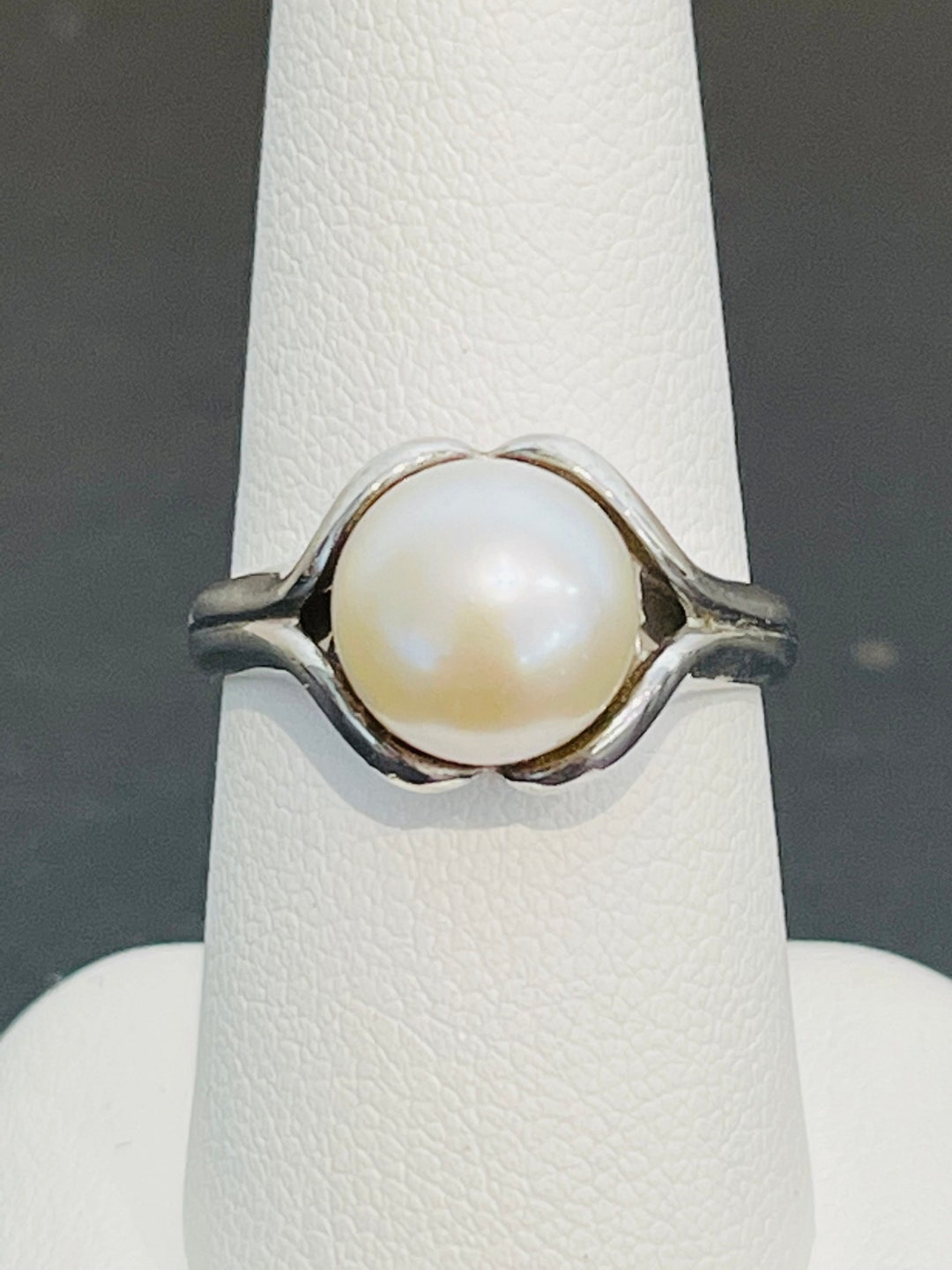 Silver white pearl ring discount