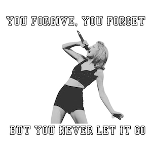 Könnte beinhalten: Schwarzweißfoto einer Frau, die in ein Mikrofon singt. Der Text "YOU FORGIVE, YOU FORGET BUT YOU NEVER LET IT GO" ist in fetten, schwarzen Buchstaben oben und unten im Bild gedruckt.