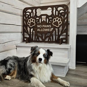 Barrera para perros independiente personalizada y bloqueador de escaleras para cachorros: puerta de madera portátil personalizada para mascotas para escaleras y entradas / Idea de regalo para amantes de los perros