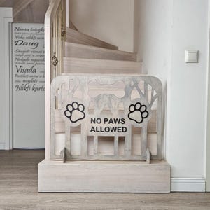 Puerta para perros sin patas: valla de madera personalizada para escaleras, patios y pasillos. Tope independiente para cachorros con un bonito diseño de patas, de madera.