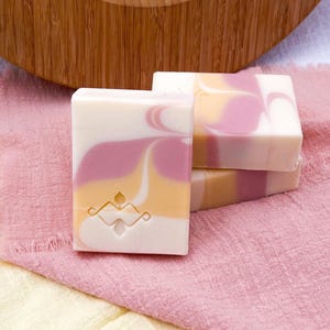 Blumige Geschenkseife für Sie - Handgefertigte, handgemachte Artisan Wash Bar, Plumeria / Frangipani Seife, feminine Selbstpflege, luxuriöses Bad & Körperelement