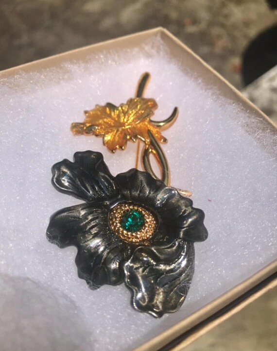 Met Museum Icelandic Poppy Brooch - image 2