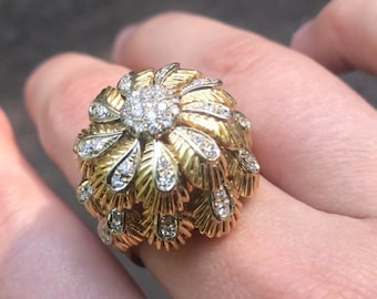 Anillo de oro de 18 quilates con crisantemo y diamantes de la década de 1950 procedente del Ponte Vecchio.