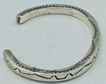 MC Tsosie ナバホ 厚手スターリングシルバー カフブレスレット サイン