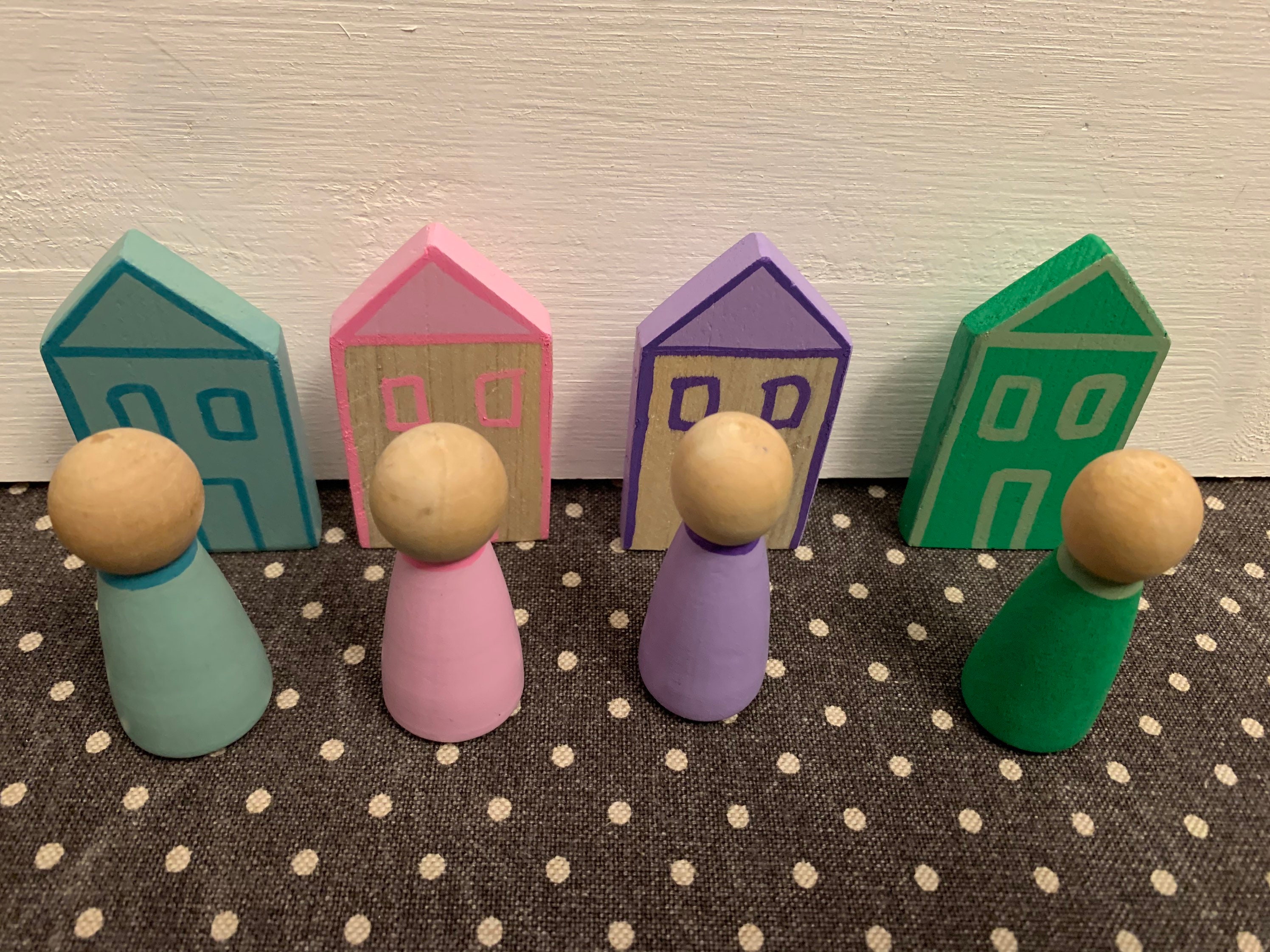 Poupées et chalets - poupées en bois et leur chalet