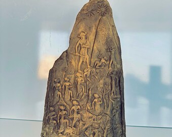手作りのナラム・シン石碑のレプリカ：メソポタミア美術、考古学装飾