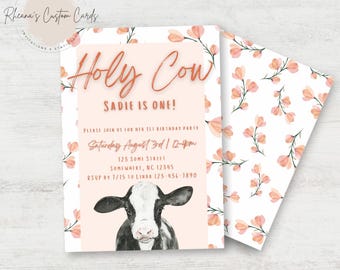 Può includere: Un invito rosa e bianco con un'illustrazione di una mucca e il testo "Holy Cow Sadie is One!"  Unisciti a noi per la sua festa di compleanno il sabato 3 agosto dalle 12 alle 16 125 Some Street Somewhere, NC 12345 RSVP entro il 7/15 a Linda 123-456-7890