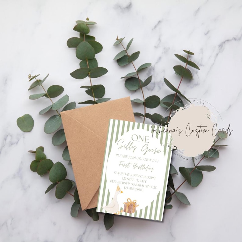 K&ouml;nnte beinhalten: Eine gr&uuml;n-wei&szlig; gestreifte Einladungskarte mit dem Text "One Silly Goose" und "Please join us for Ava's First Birthday". Die Karte zeigt eine Cartoon-Gans, die einen Partyhut tr&auml;gt und eine Geschenkbox h&auml;lt.