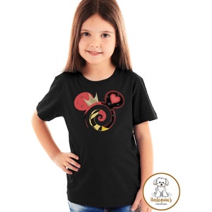 K&ouml;nnte beinhalten: Schwarzes T-Shirt mit einem roten, gelben und schwarzen Mickey-Maus-Motiv mit einer Krone und einem Herzen. Das Design ist inspiriert von der Herzk&ouml;nigin aus Alice im Wunderland.