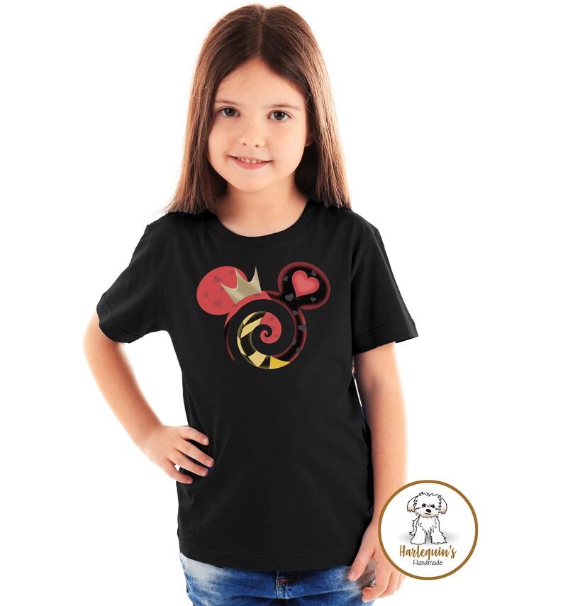 K&ouml;nnte beinhalten: Schwarzes T-Shirt mit einem roten, gelben und schwarzen Mickey-Maus-Motiv mit einer Krone und einem Herzen. Das Design ist inspiriert von der Herzk&ouml;nigin aus Alice im Wunderland.