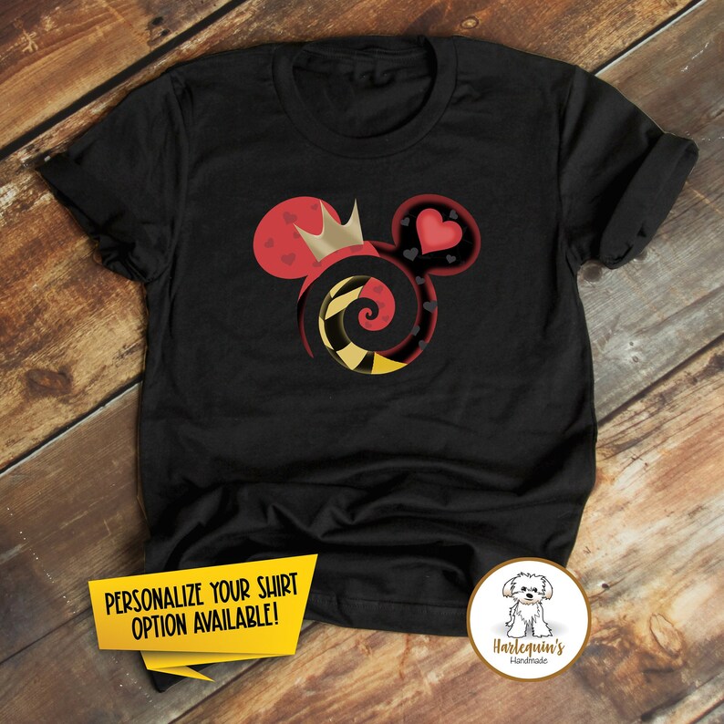 K&ouml;nnte beinhalten: Schwarzes T-Shirt mit einem roten und gelben Mickey-Maus-Kopfdesign mit einer Krone, Herzen und einem Spiralmuster. Der Text "PERSONALISIERE DEIN SHIRT OPTION VERF&Uuml;GBAR!" befindet sich auf einem gelben Banner in der linken unteren Ecke. Der Text "Harlequin's Handmade" befindet sich auf einem braunen Kreis in der rechten unteren Ecke.